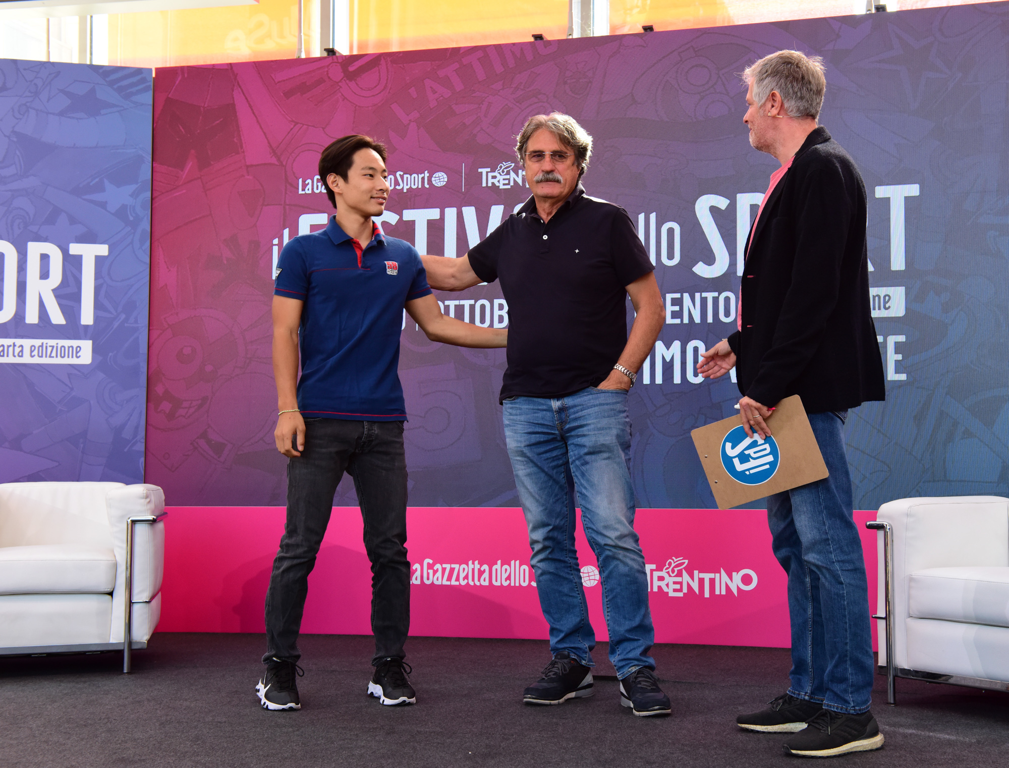 Paolo Simoncelli (al centro), team manager e padre di Marco, al Muse con il pilota Tatsuki Suzuki e il giornalista Paolo Ianieri