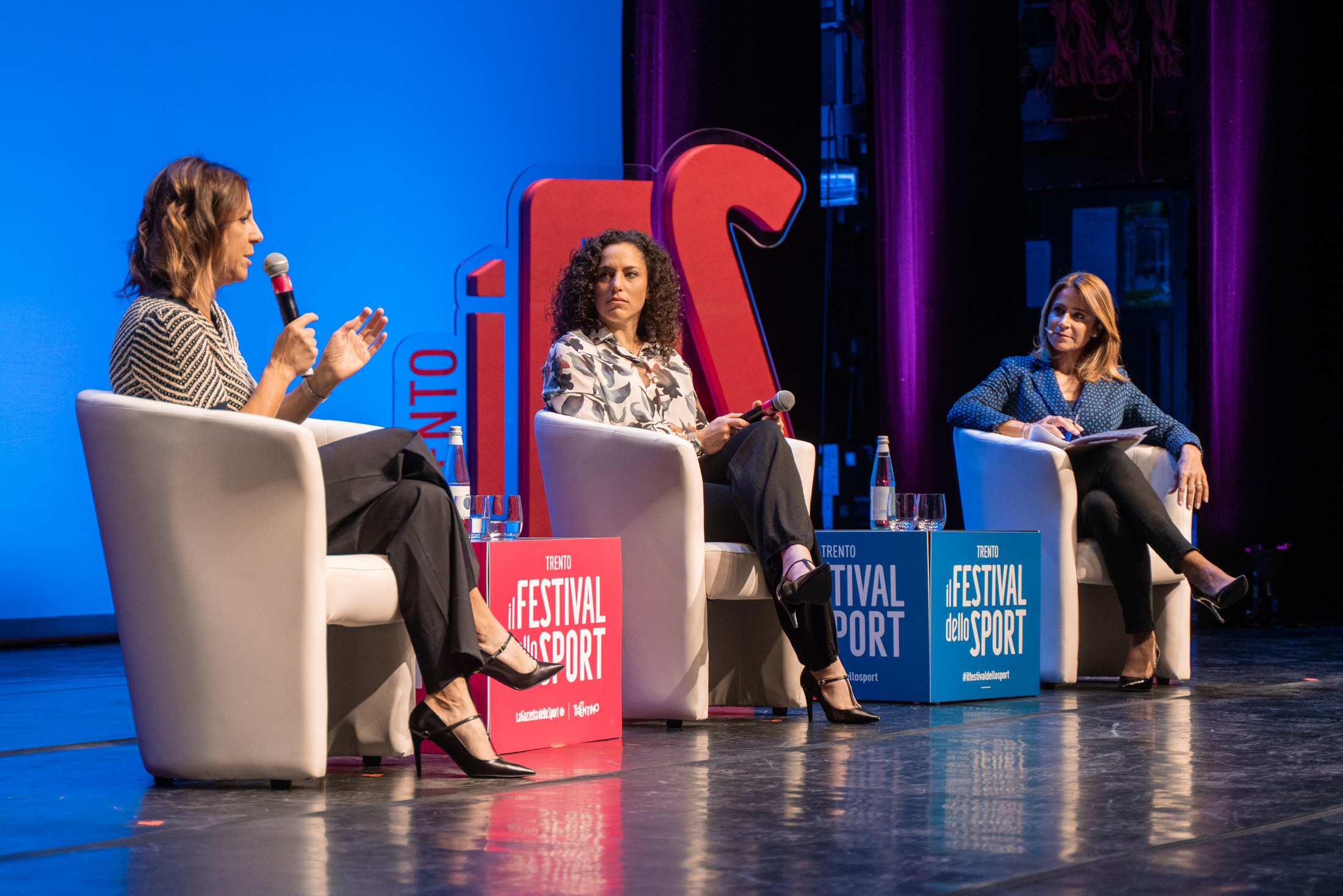 BRIGNONE E COMPAGNONI, L’ARTE DI SCIARE Nella foto: Deborah COMPAGNONI, Federica BRIGNONE, con Cristina FANTONI Festival dello Sport Auditorium Santa Chiara Trento, 25 settembre 2022