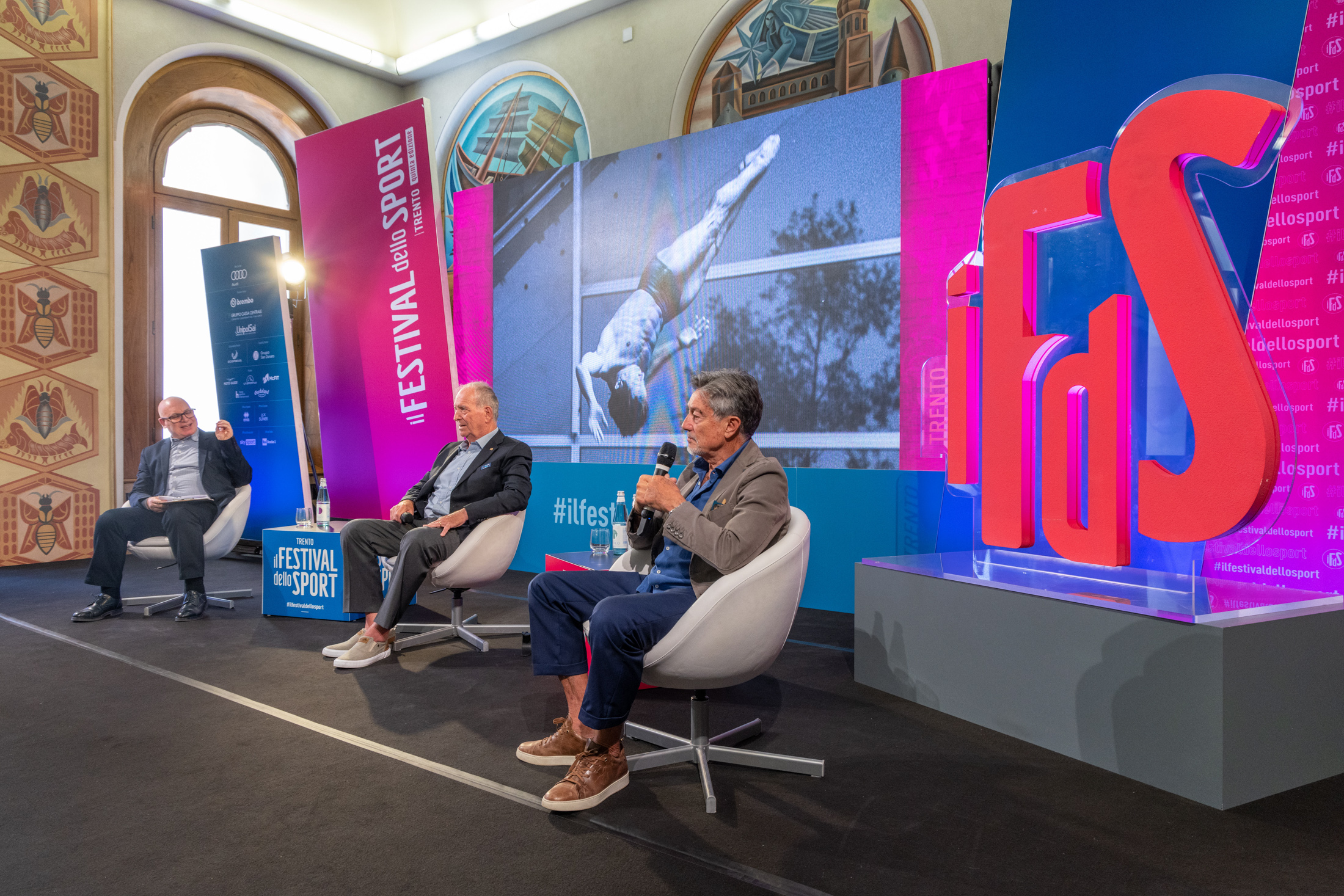 CAGNOTTO E DIBIASI, UN TUFFO NELLA STORIA Nella foto: Stefano ARCOBELLI, Klaus DIBIASI, Giorgio CAGNOTTO Festival dello Sport Sala Depero Trento, 22 settembre 2022 FOTO: Daniele PATERNOSTER – Archivio Ufficio Stampa Provincia autonoma di Trento