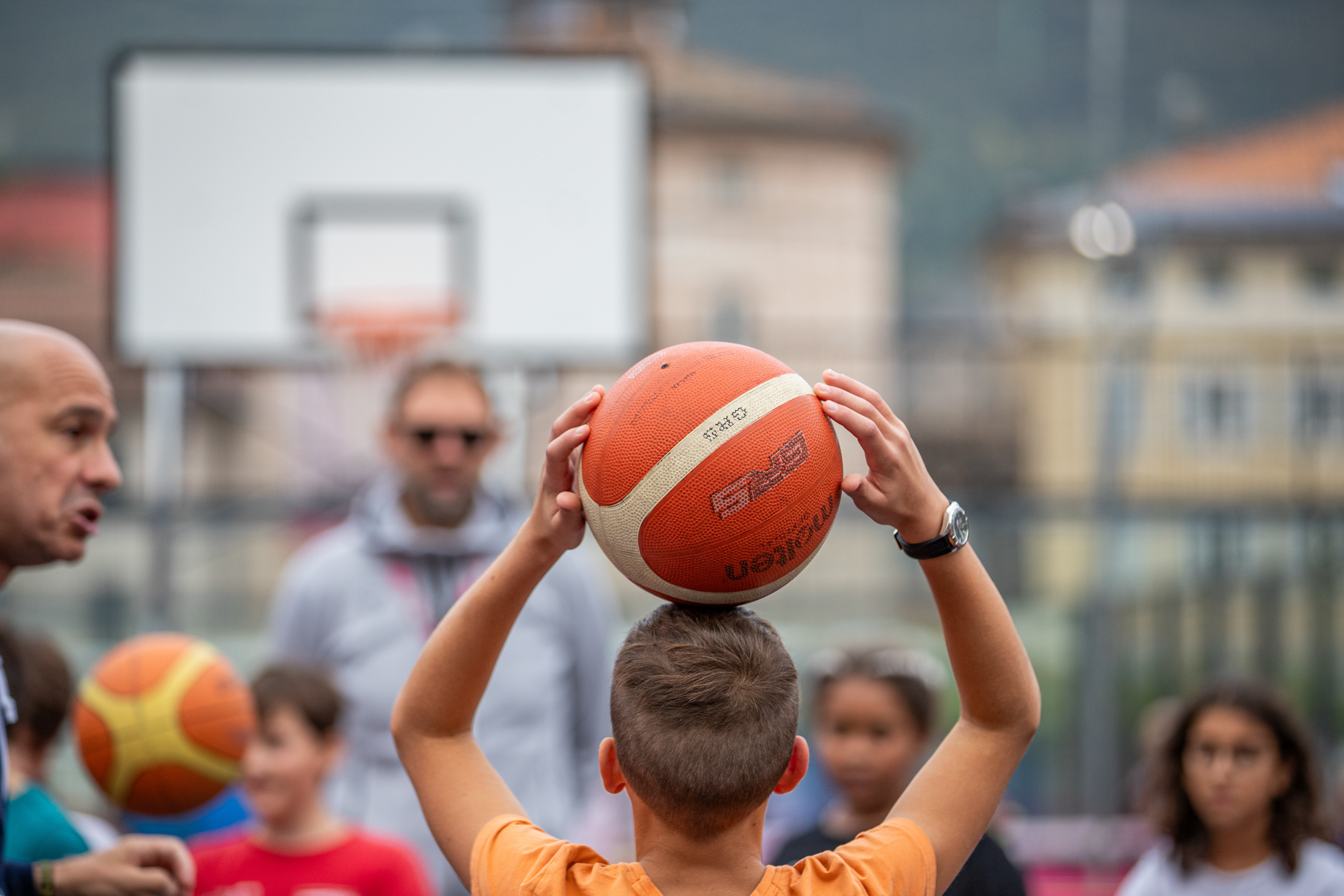 Camp basket Nella foto: bambini giocano