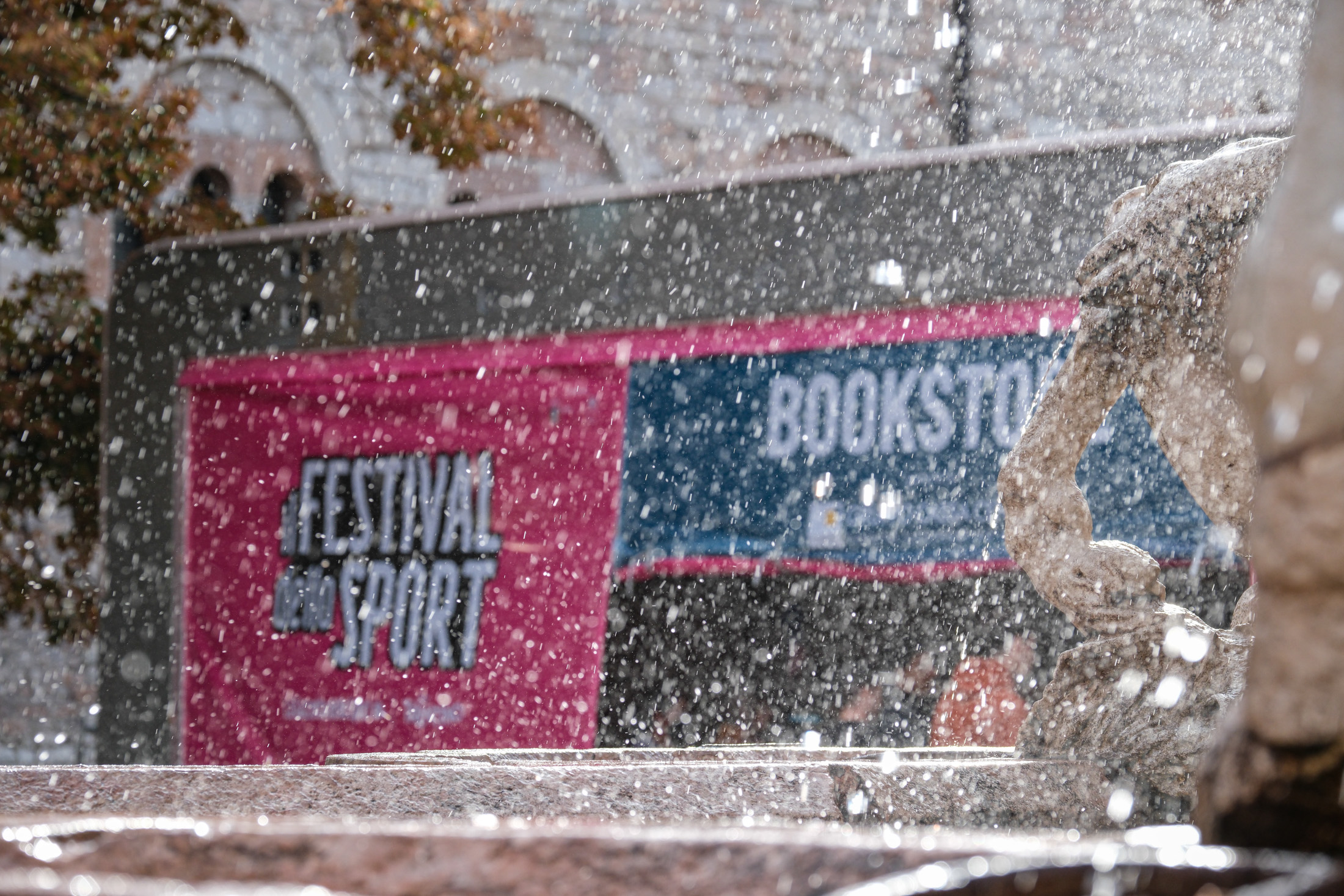 COLORE Nella foto: fontana del Nettuno e sullo sfondo bookstore