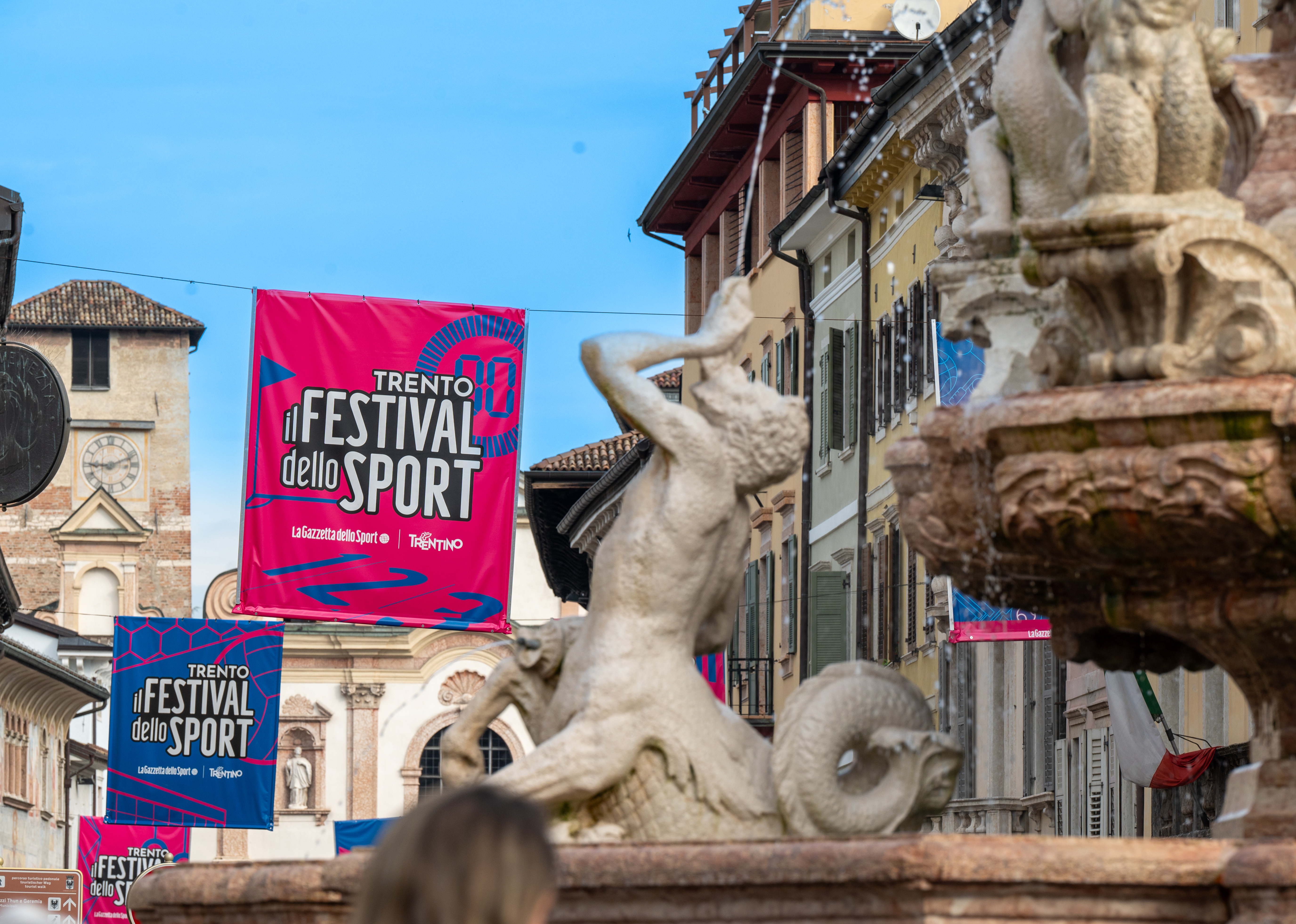 COLORE Nella foto: stendardi del Festival in via Belenzani 
