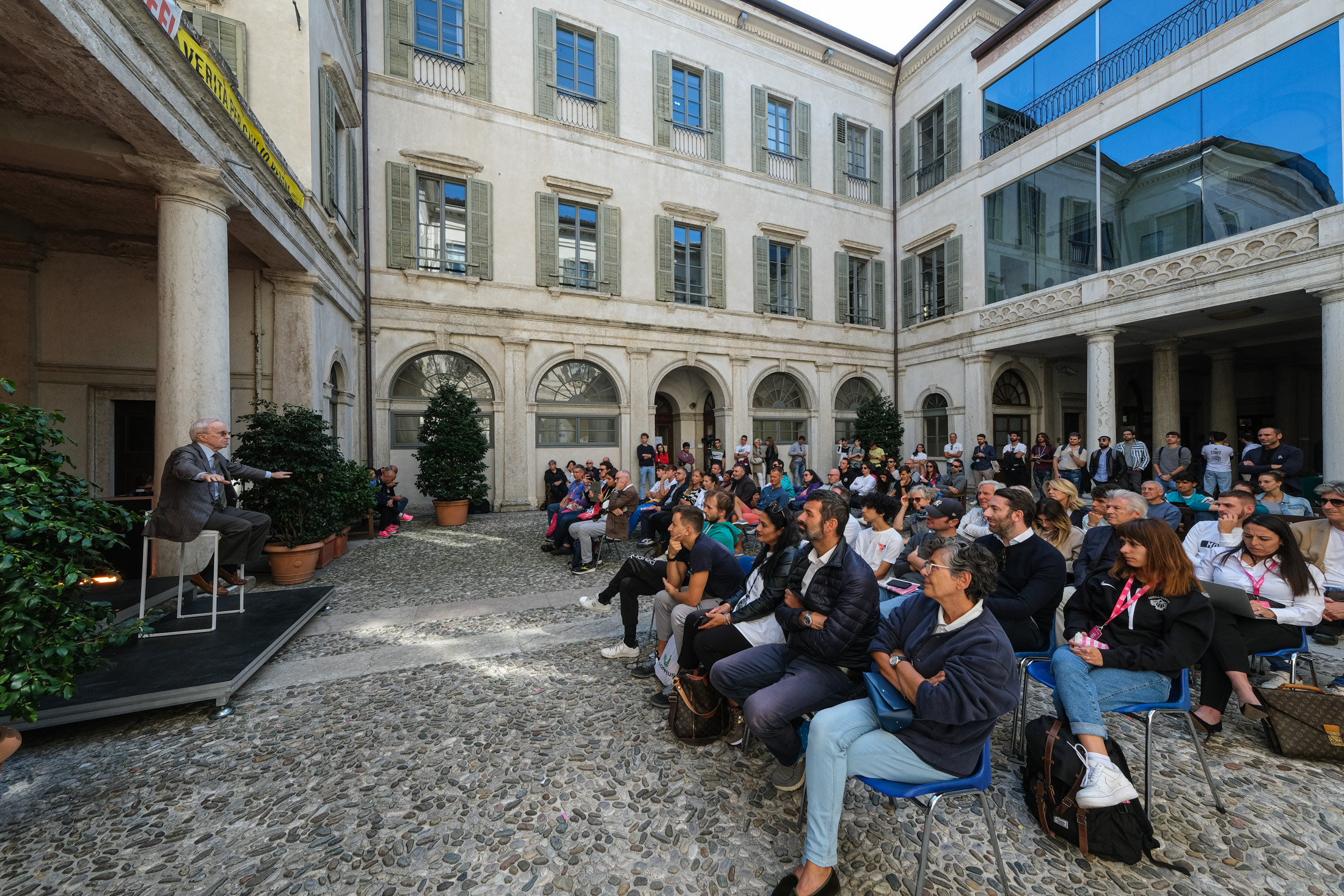 DAN PETERSON RACCONTA MICHAEL JORDAN Nella foto: Dan PETERSON con pubblico Festival dello Sport Cortine Palazzo Thun Trento, 23 settembre 2022