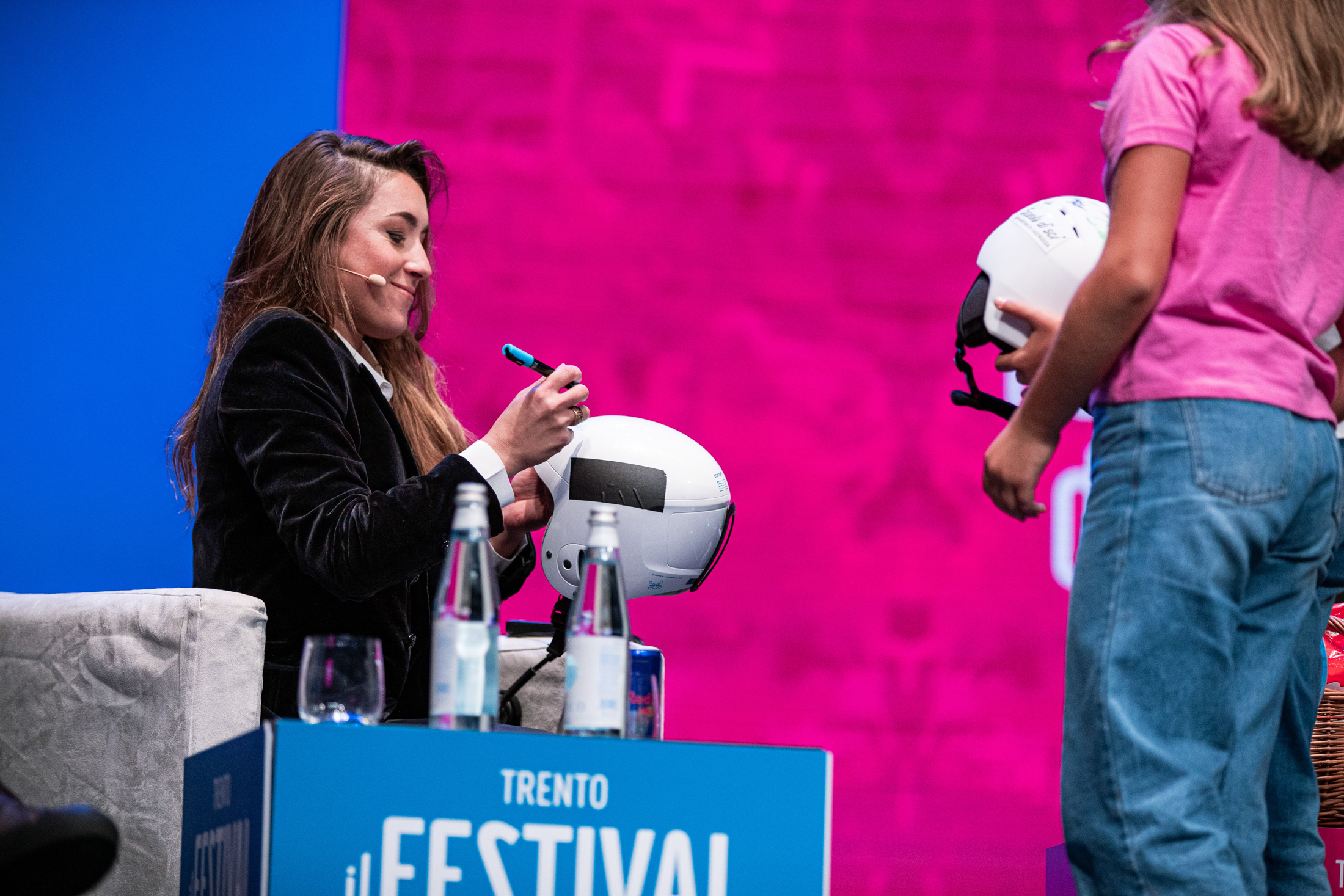 GOGGIA E VONN, ALTA VELOCITA’ Nella foto: Sofia GOGGIA firma auotografo sul casco di una fan Festival dello Sport Teatro Sociale Trento, 25 settembre 2022