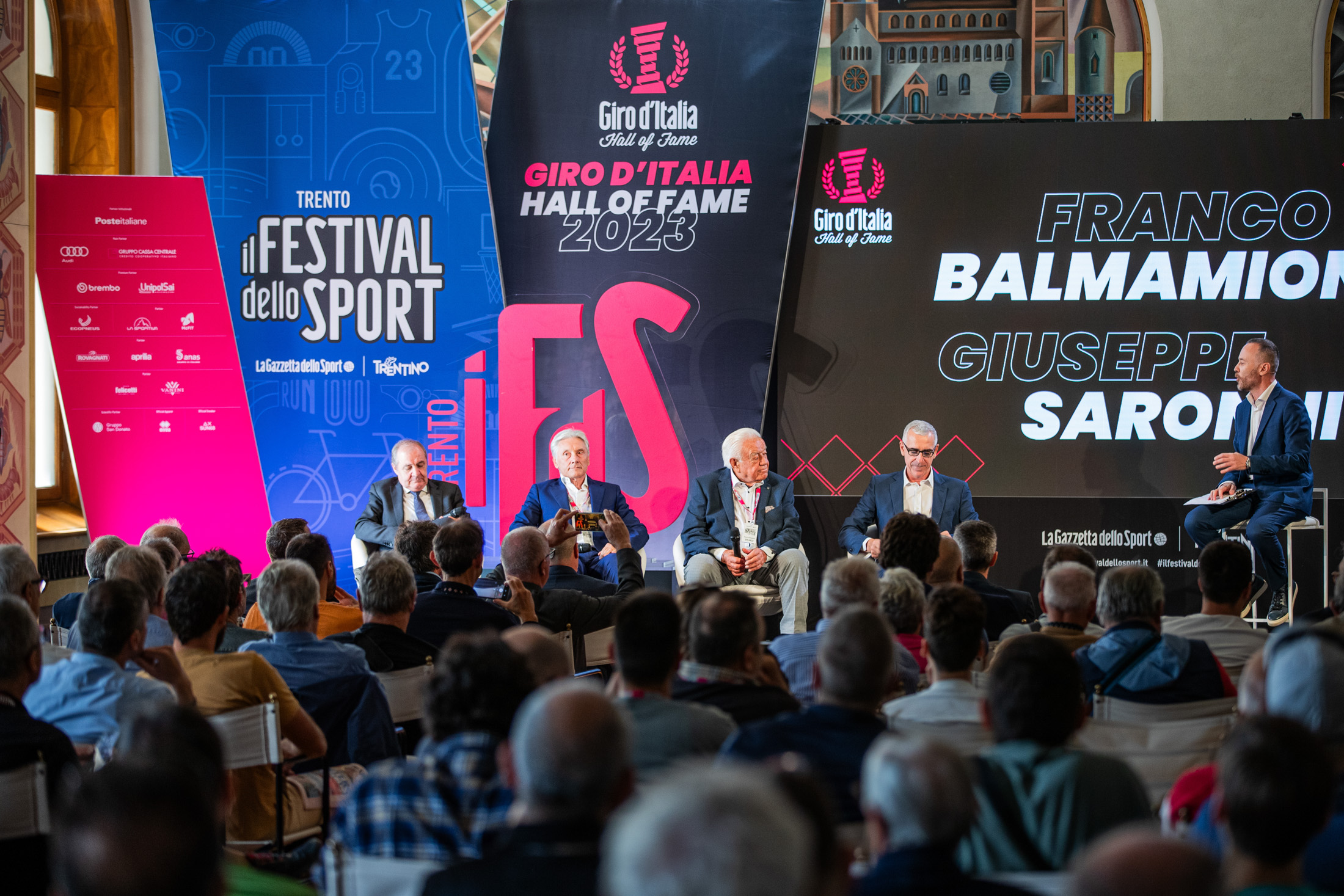 Hall Of Fame Giro D’Italia Nella foto: Mauro VEGNI, Giuseppe SARONNI, Franco BALMAMION, Pier BERGONZI, Antonino MORICI, pubblico
