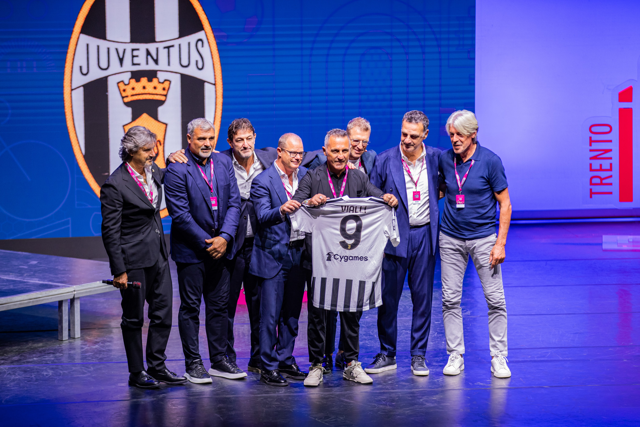 Juventus '96: La notte dei Campioni Nella foto: Michele Padovano; Angelo Peruzzi; Ciro Ferrara; Gianluca Pessotto; Angelo Di Livio; Massimo Carrera; Rampulla; Moreno Torricelli