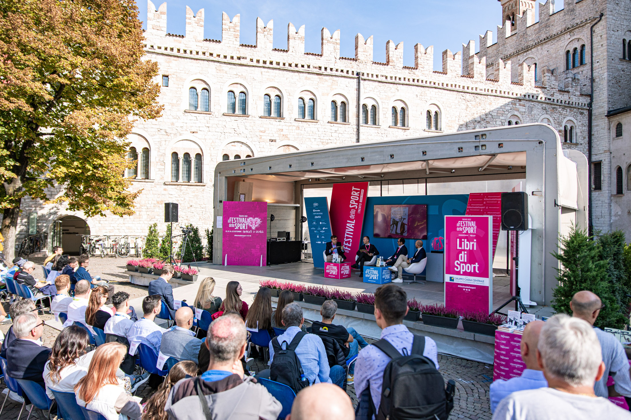 LIBRI DI SPORT HO VOLUTO LA BICICLETTA Nella foto: pubblico in piazza Duomo Festival dello Sport Piazza Duomo Trento, 23 settembre 2022