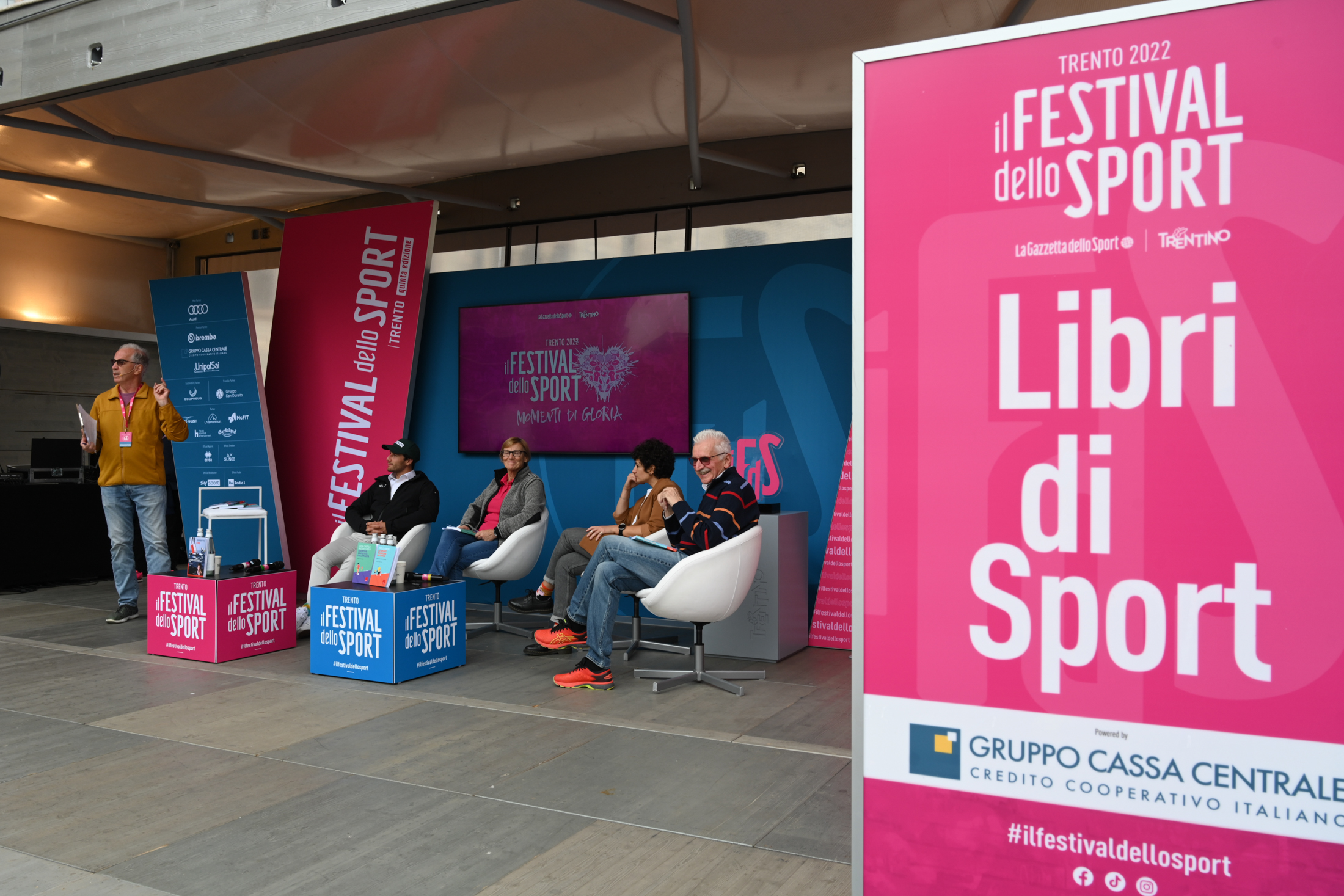 LIBRI DI SPORT LO SPORT E' ANCORA UN GIOCO - SPORTIVE: LA PARTITA DELLA PARITA' - FOIL Nella foto: Carlo MARTINELLI, Ruggero TITA, Lucia CASTELLI, Alessia TUSELLI, Paolo CREPAZ Festival dello Sport Piazza Duomo Trento, 25 settembre 2022