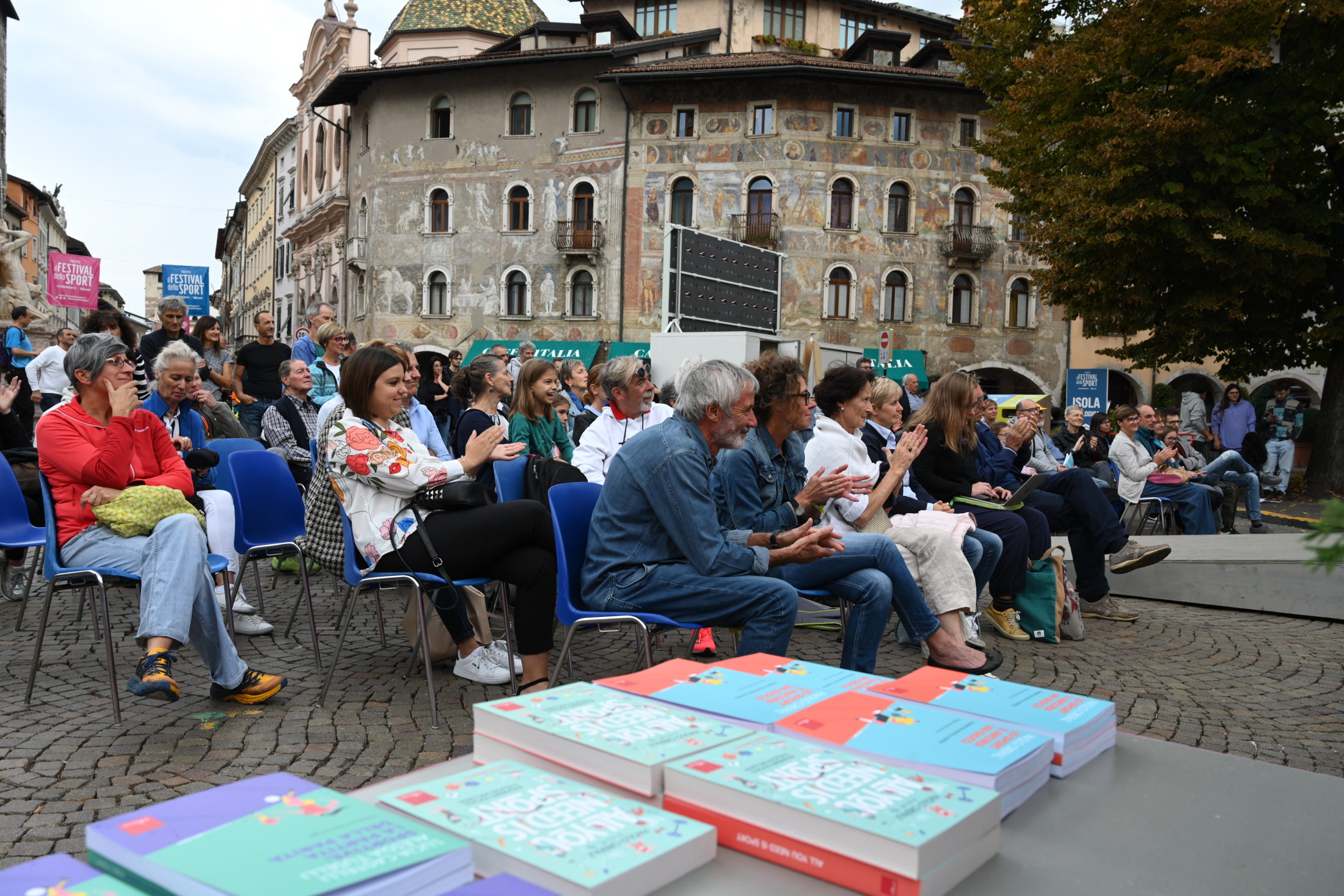 LIBRI DI SPORT LO SPORT E' ANCORA UN GIOCO - SPORTIVE: LA PARTITA DELLA PARITA' - FOIL Nella foto: pubblico Festival dello Sport Piazza Duomo Trento, 25 settembre 2022