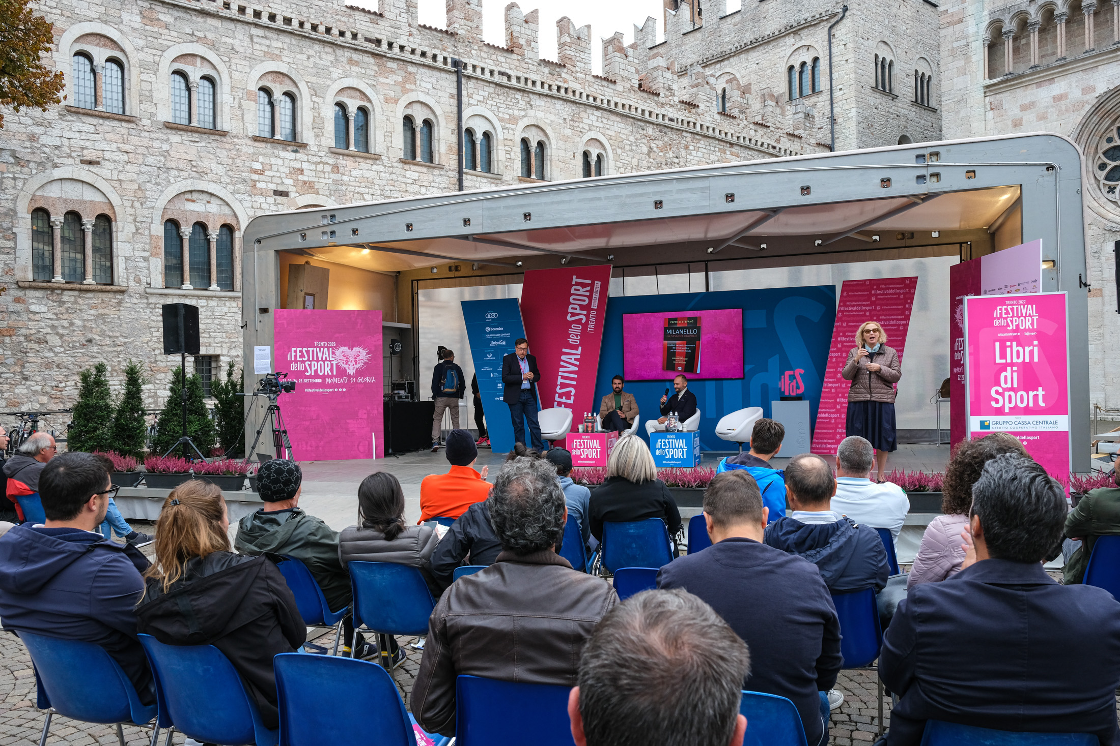 LIBRI DI SPORT MILANELLO, LA CASA DEL DIAVOLO - NEL NOME DI DENIS Nella foto: Massimo ARCIDIACONO, Pepe DI STEFANO, Gianluca DI MARZIO, interprete LIS Festival dello Sport Piazza Duomo Trento, 24 settembre 2022