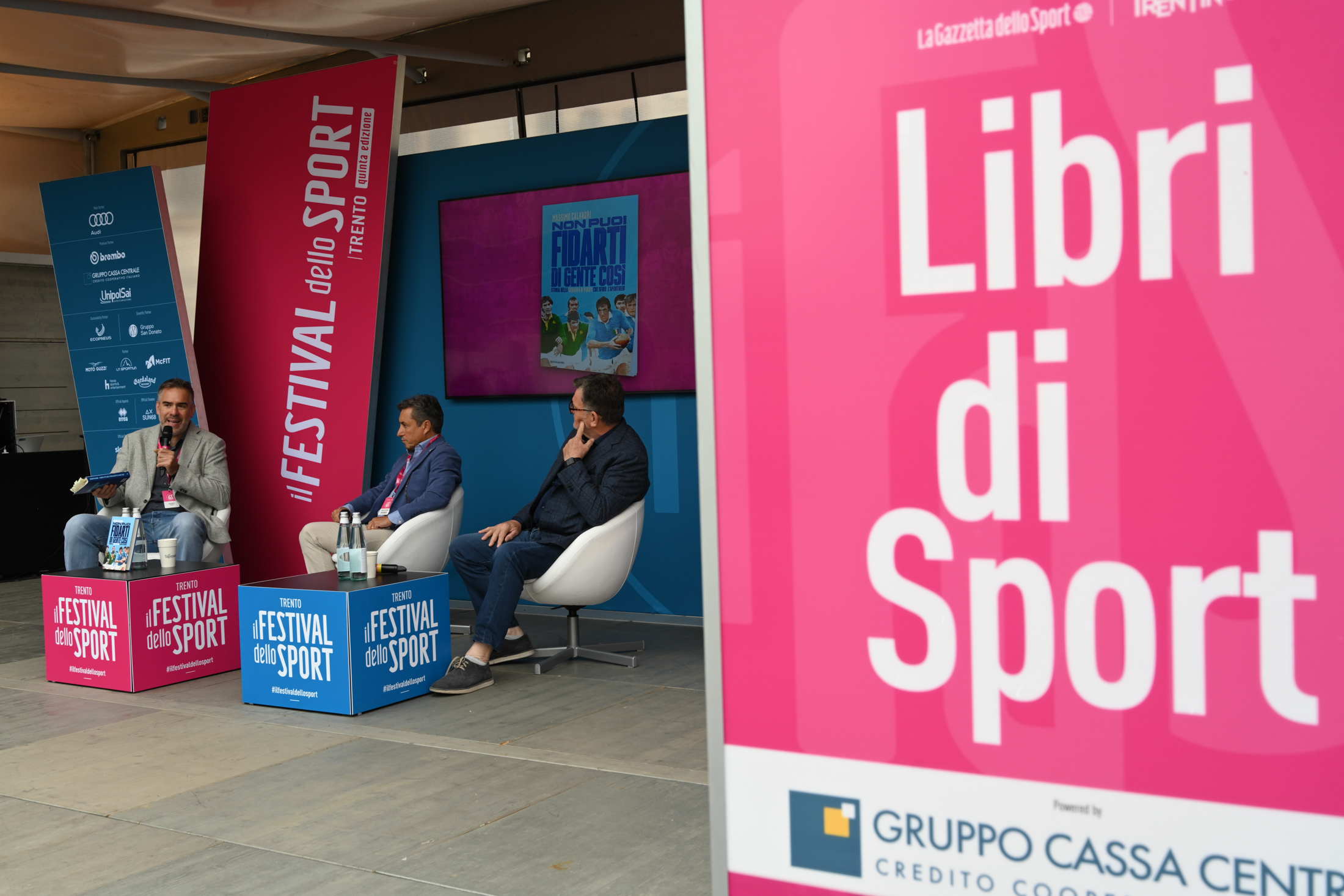 LIBRI DI SPORT NON PUOI FIDARTI DI GENTE COSI’ Nella foto: presentatore, Massimo CALANDRI e Arturo BERGAMASCO Festival dello Sport Piazza Duomo Trento, 24 settembre 2022