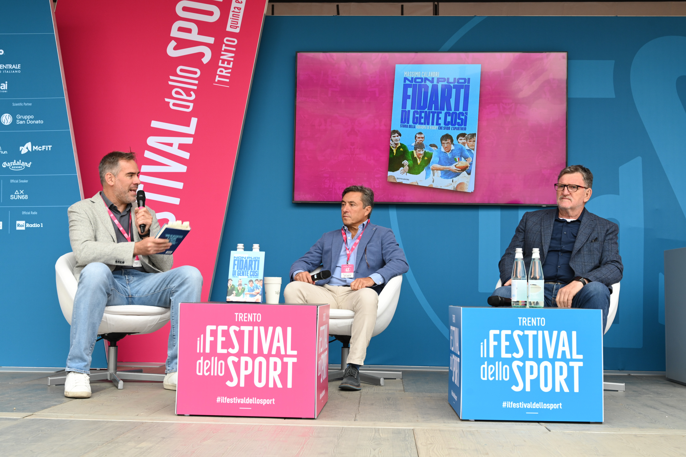 LIBRI DI SPORT NON PUOI FIDARTI DI GENTE COSI’ Nella foto: presentatore, Massimo CALANDRI e Arturo BERGAMASCO Festival dello Sport Piazza Duomo Trento, 24 settembre 2022