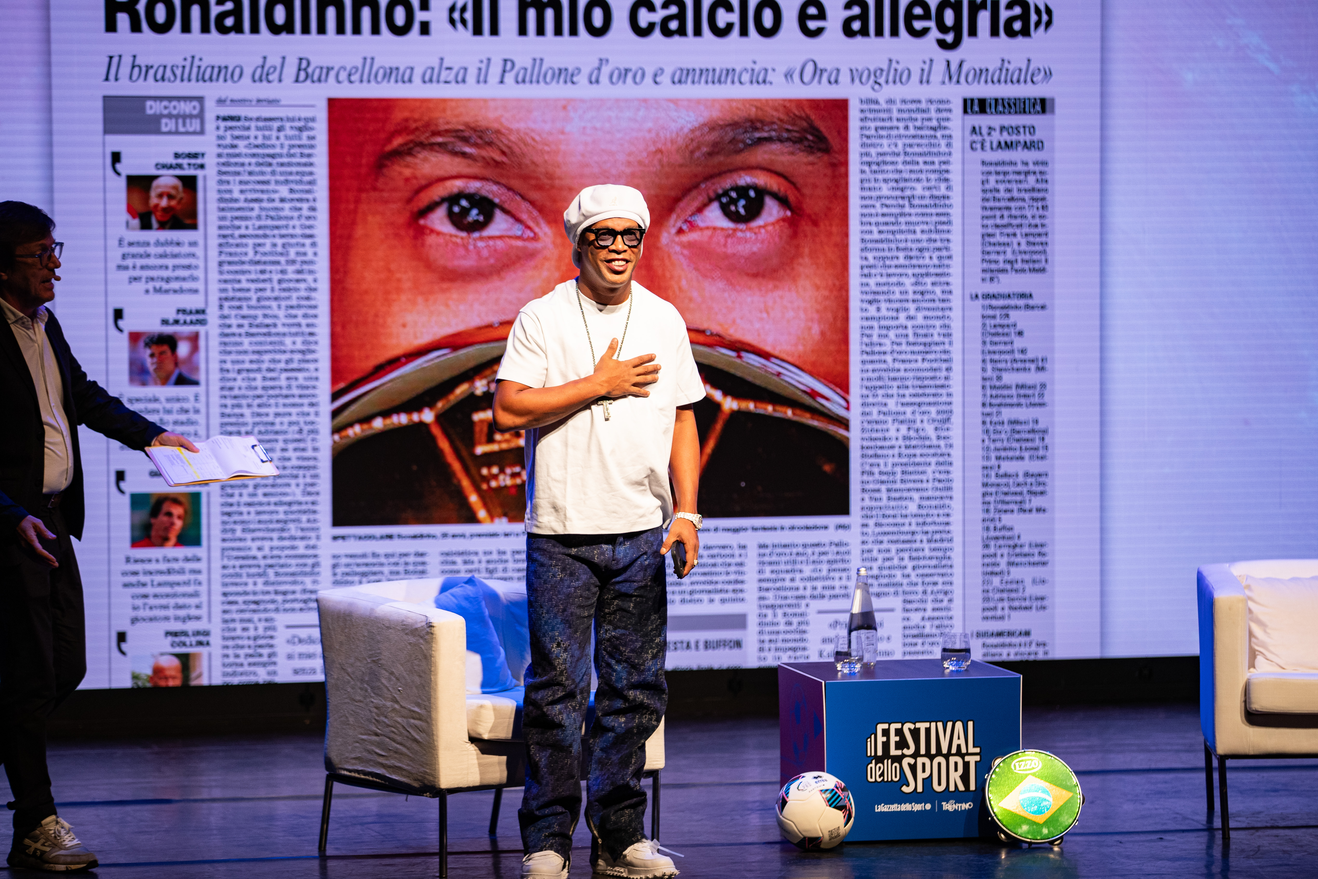 Nella foto: Ronaldinho saluta il pubblico in sala