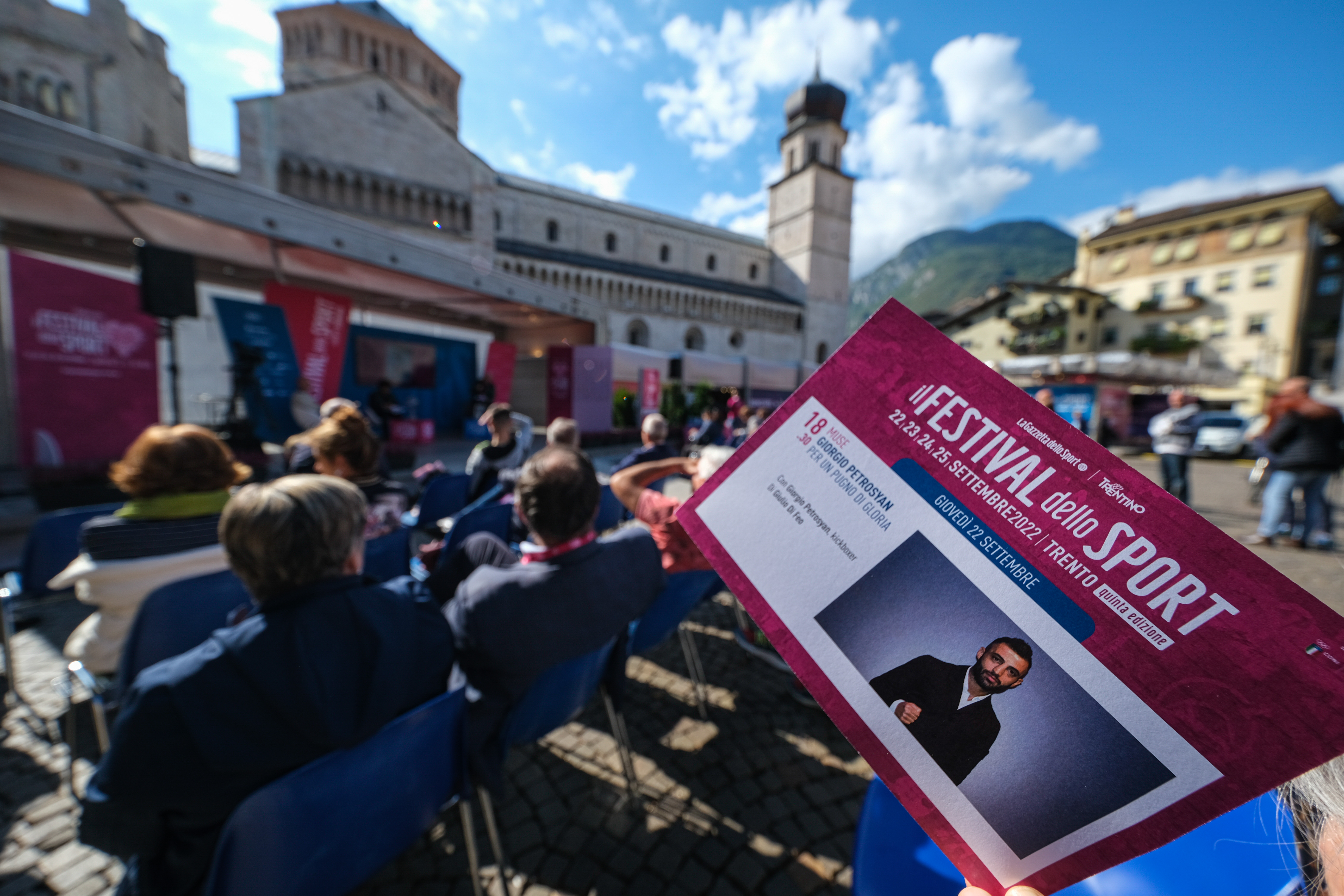 ORE 10.30 LIBRI DI SPORT 3-TRE, LA GRANDE STORIA Nellafoto: biglietto e palco Festival dello Sport Piazza Duomo Trento, 22 settembre 2022 FOTO: Marco SIMONINI – Archivio Ufficio Stampa Provincia autonoma di Trento