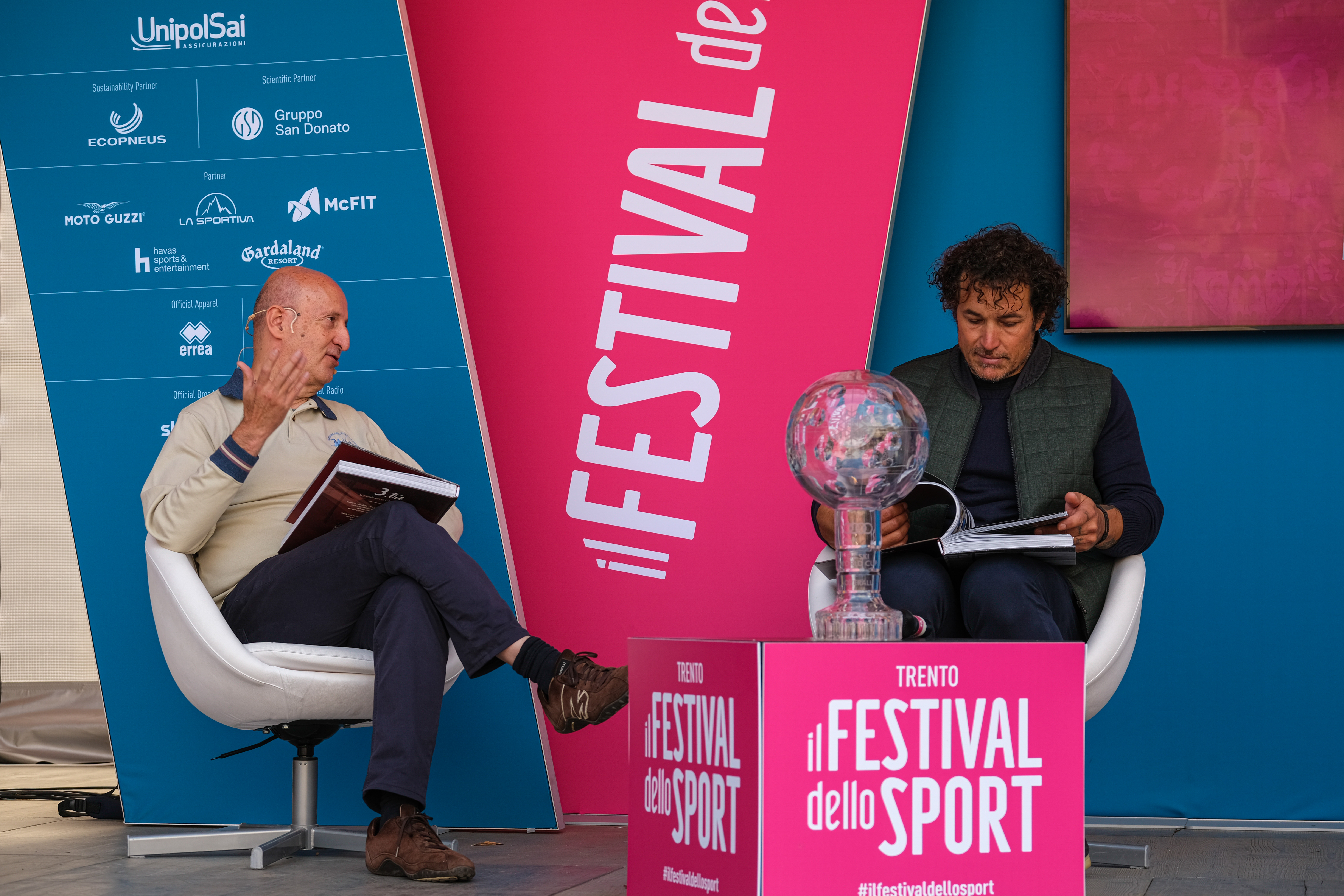 ORE 10.30 LIBRI DI SPORT 3-TRE, LA GRANDE STORIA Nellafoto: Paolo LUCONI BISTI e Giorgio ROCCA Festival dello Sport Piazza Duomo Trento, 22 settembre 2022 FOTO: Marco SIMONINI – Archivio Ufficio Stampa Provincia autonoma di Trento