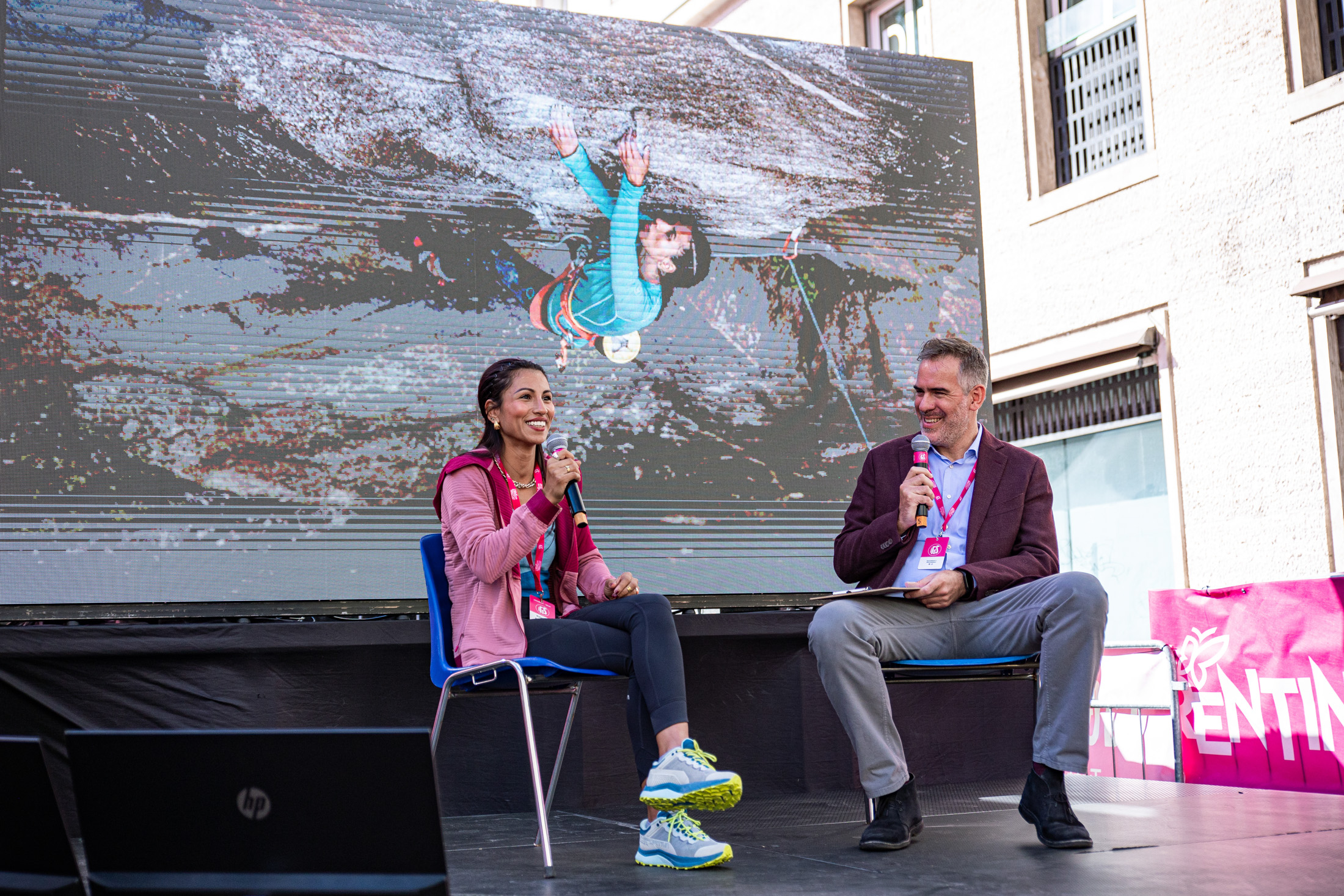 ORE 15.00 WAFAA AMER, VERTIGINE VERTICALE Nella foto: Wafaa AMER e Simone BATTAGGIA Festival dello Sport Piazza Santa Maria Maggiore Trento, 22 settembre 2022