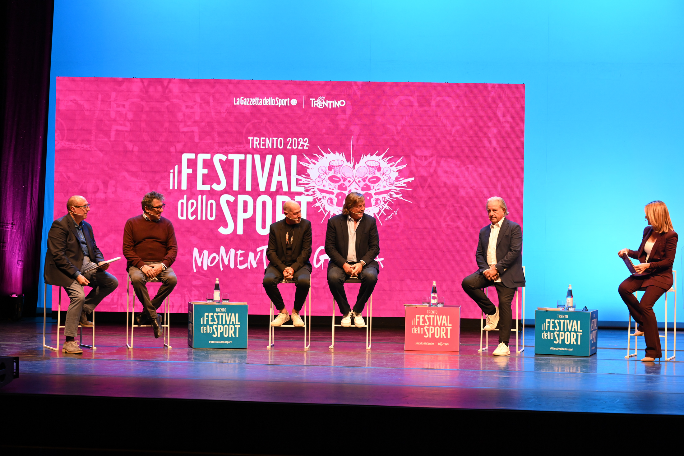 PANATTA, BERTOLUCCI E BARAZZUTTI, UNA SQUADRA (DAL VIVO) Nella foto: Riccardo CRIVELLI, Sandro VERONESI, Corrado BARAZZUTTI, Adriano PANATTA, Paolo BERTOLUCCI, Cristina FANTONI Festival dello Sport Auditorium Santa Chiara Trento, 24 settembre 2022