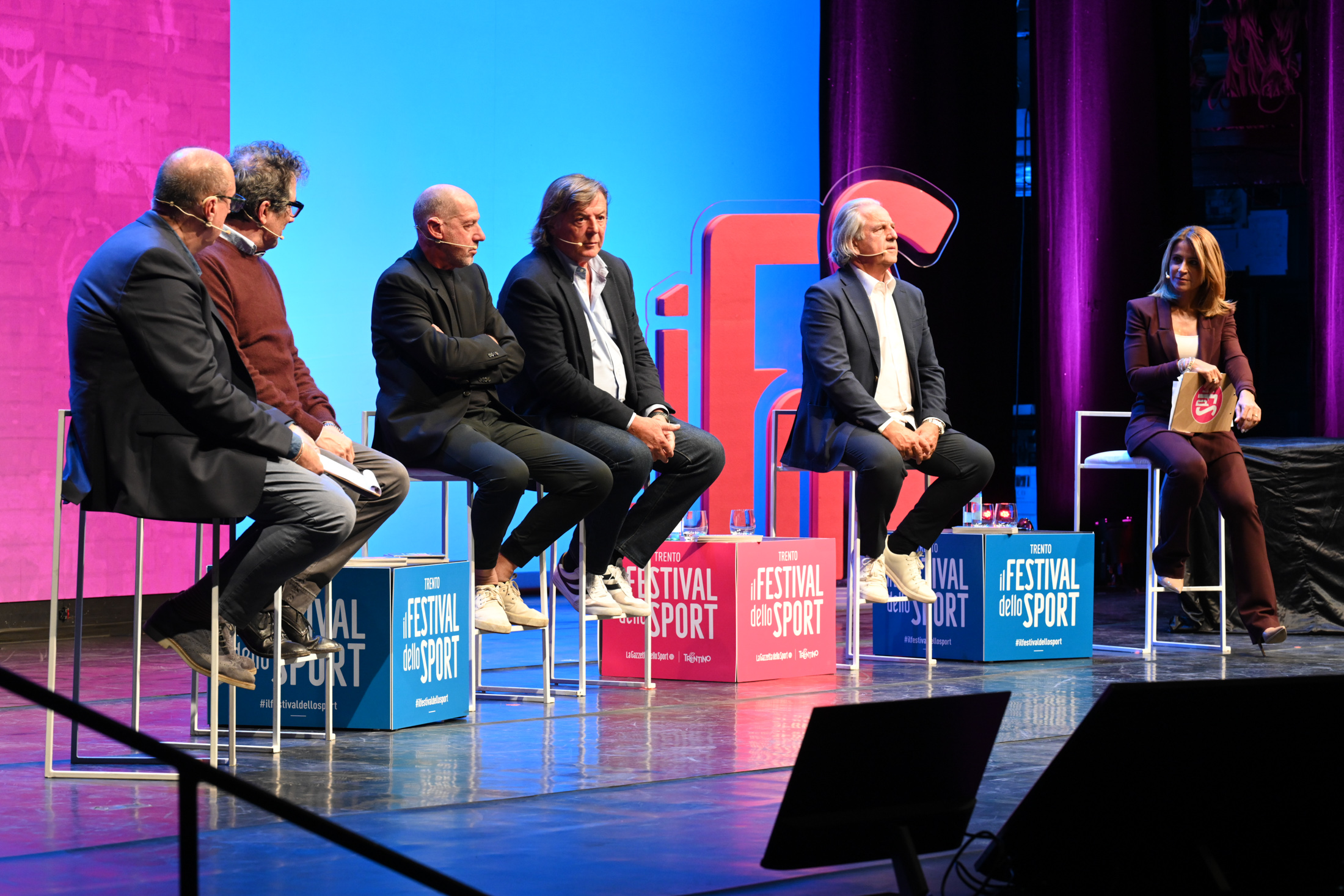 PANATTA, BERTOLUCCI E BARAZZUTTI, UNA SQUADRA (DAL VIVO) Nella foto: Riccardo CRIVELLI, Sandro VERONESI, Corrado BARAZZUTTI, Adriano PANATTA, Paolo BERTOLUCCI, Cristina FANTONI Festival dello Sport Auditorium Santa Chiara Trento, 24 settembre 2022