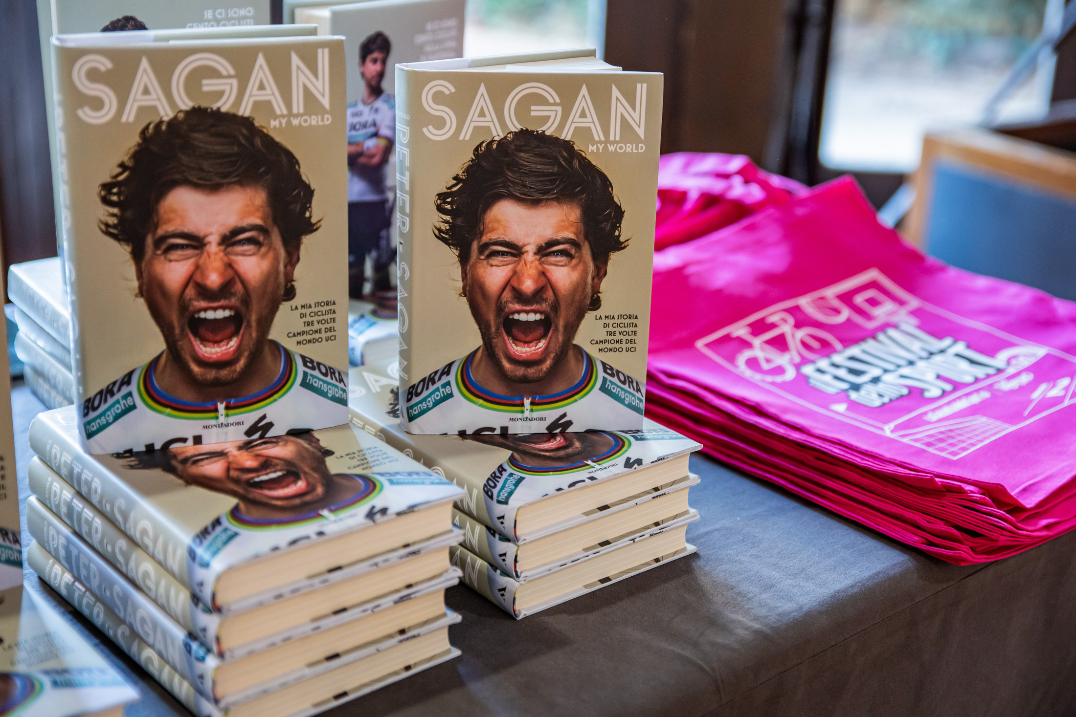 Peter Sagan: Momenti Di Gloria Nella foto:esposizione libri e borse