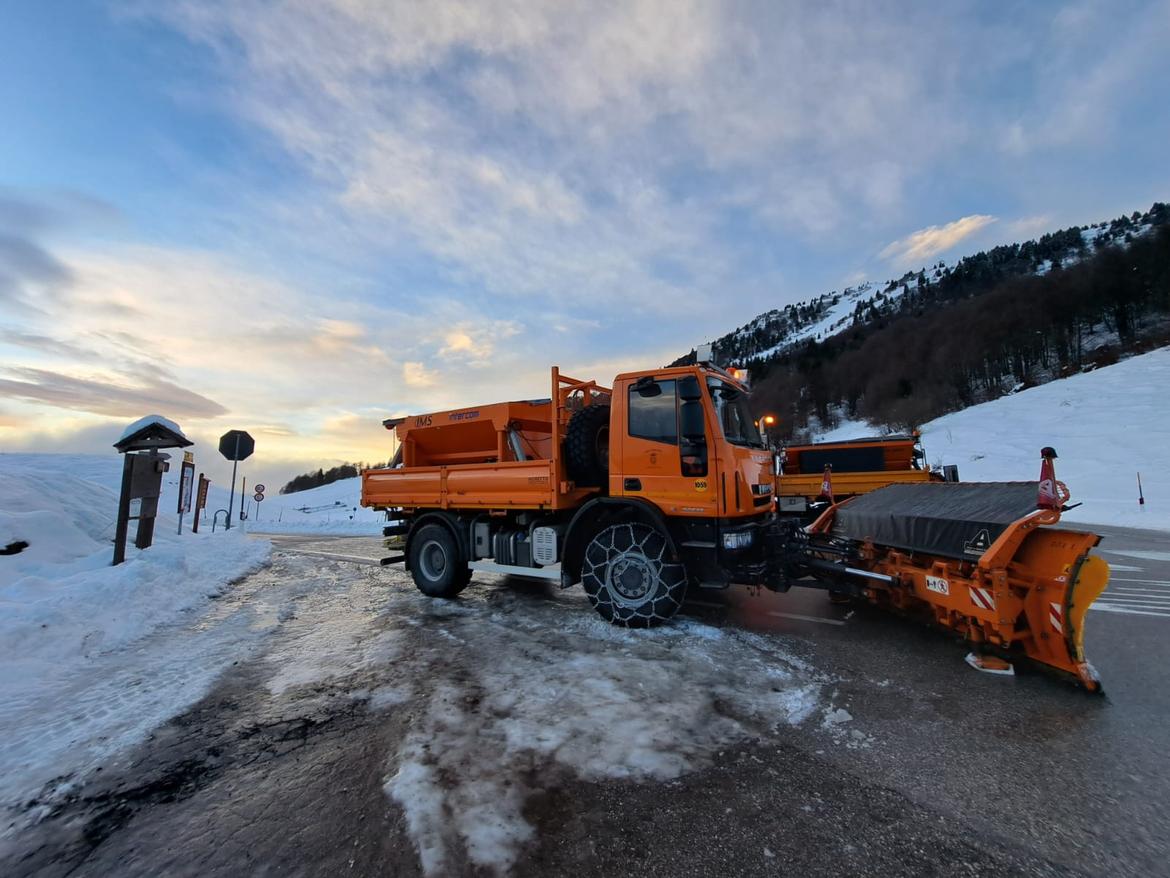 Mezzo per lo sgombero neve e per i trattamenti antighiaccio Mezzo per lo sgombero neve e per i trattamenti antighiaccio