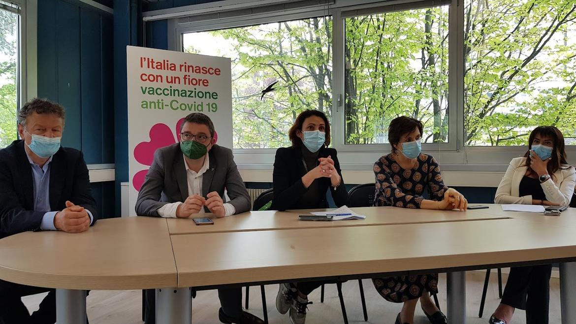 Ferro, Fugatti, Segnana, Zuccali e Furlani seduti al tavolo durante conferenza stampa di presentazione del nuovo hub vaccinale di viale Verona a Trento