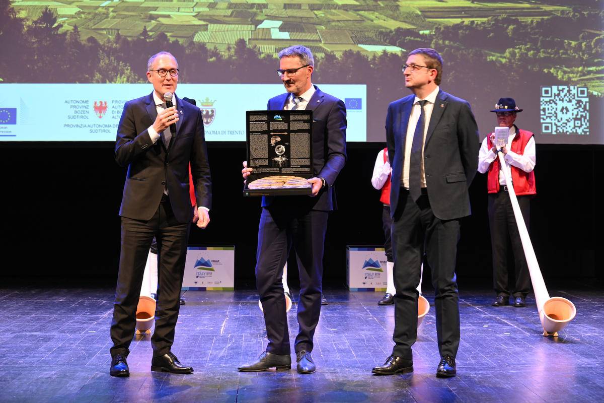 Con la cerimonia al Teatro Sociale si è concluso ufficialmente l'anno di presidenza italiana di EUSALP