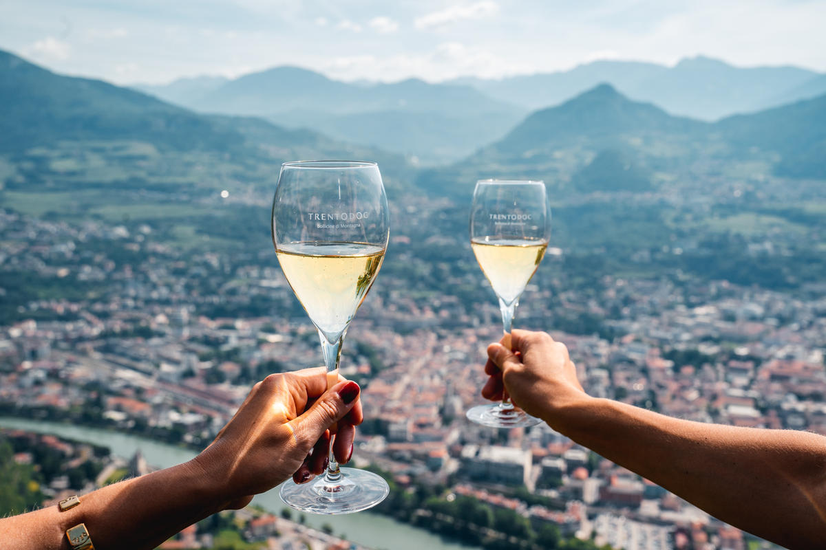 Bollicine di montagna, eccellenza internazionale. Per scoprirle e celebrarle, ecco il primo Trentodoc Festival
