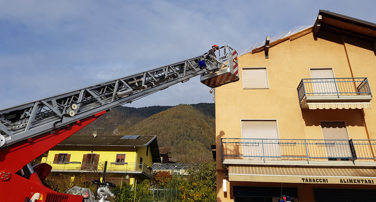 Intervento dei vigili del fuoco su edificio scoperchiato